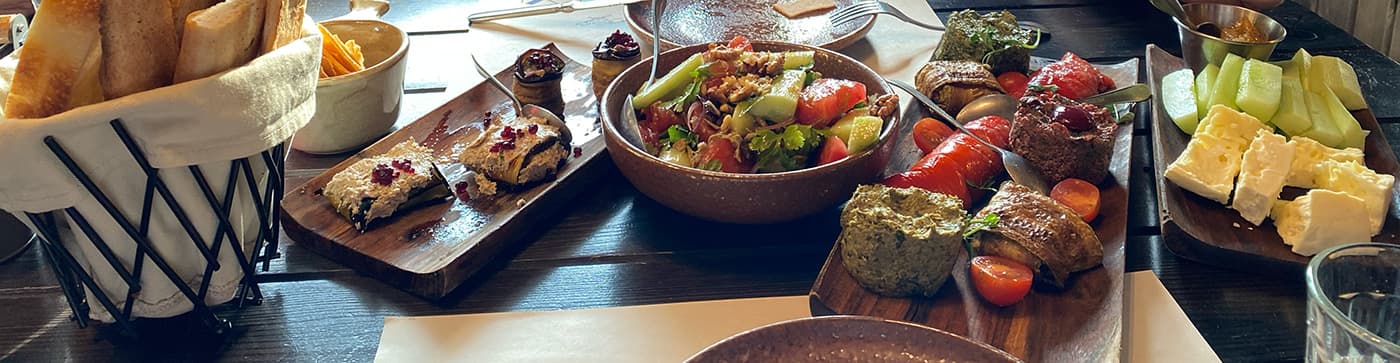 ジョージアの伝統的な宴席「スープラ」の食卓に並ぶ料理