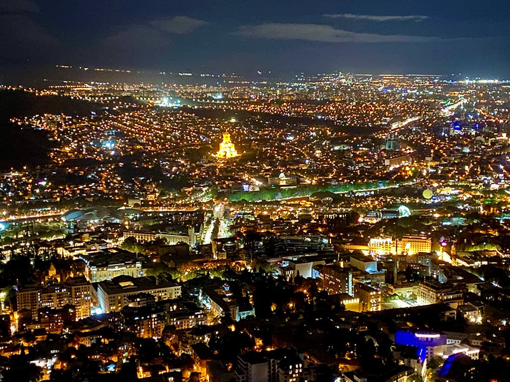ジョージアの首都トビリシの夜景